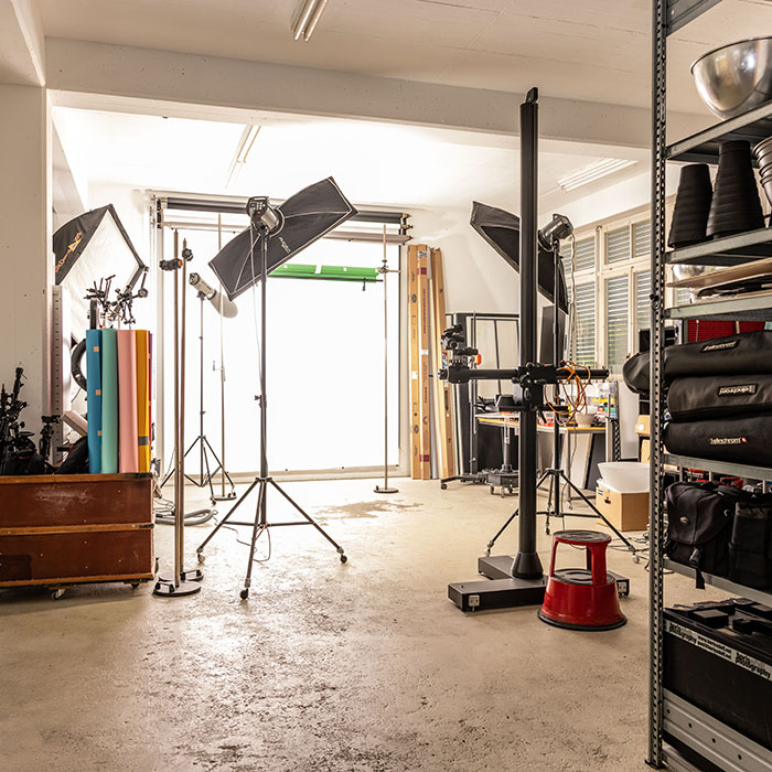 Heller Arbeitsbereich im Fotostudio Adolf - Bild 1